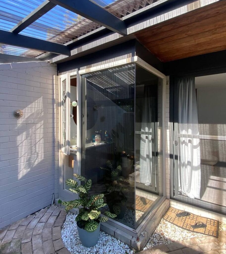 Frosted Bathroom Windows in Warriewood – Privacy and Style Together